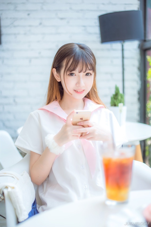 “周郎的魅力，还真不小呢。”吕布冷笑一声：“不过没用，魅力再大，但他命没我硬，至于他的死，我也相当意外，堂堂周公瑾，江东水师大都督，竟然亲自带人跑去奇袭，或者可以理解为自信，而且他差点就成功了，只是诸葛亮太过小心，才使他功败垂成，但就算最后成功了，以他的身份，也不该亲自去做这种事情。”